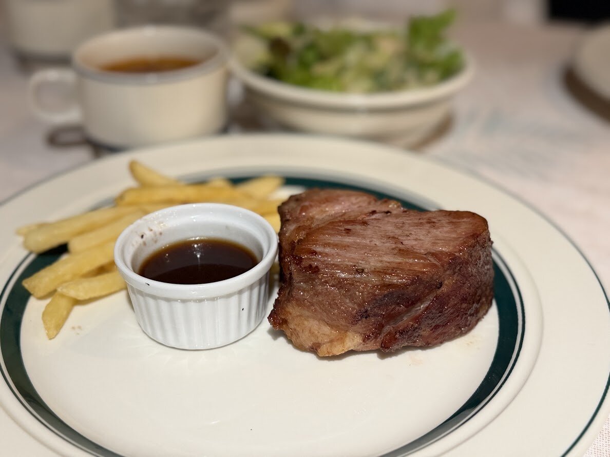 MALLORY PORK STEAK：サラダと水