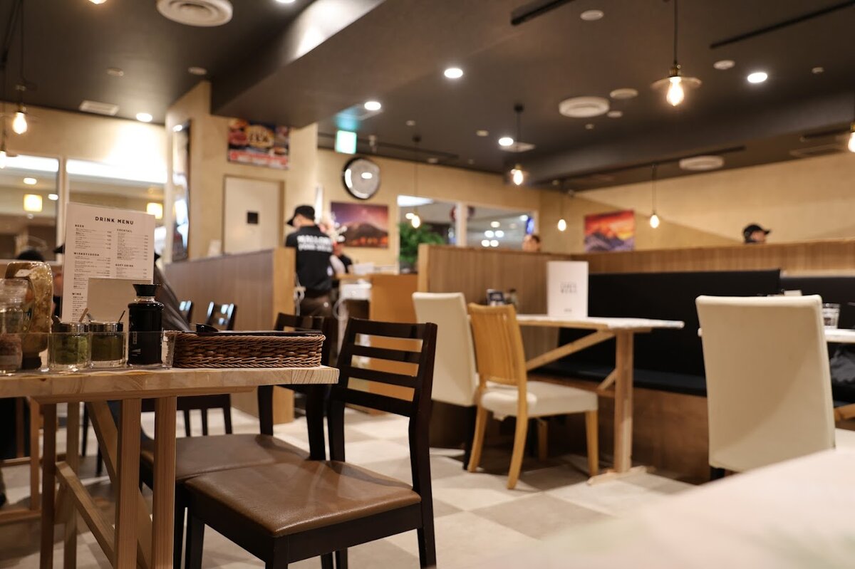 MALLORY PORK STEAK：メニュー表、豚肉ステーキの写真が複数掲載