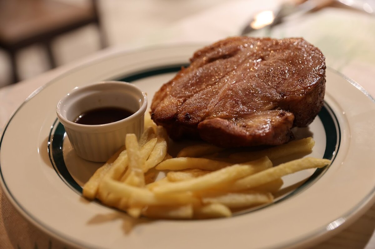 MALLORY PORK STEAK：サラダとスープ