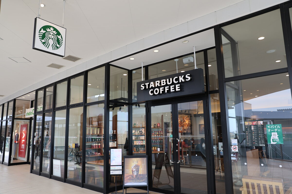 スターバックス コーヒー 越谷イオンレイクタウン kaze 2階カフェプラザ店：スタバ1店目TEAVANAの店舗。お茶中心でちょっとメニューが違う