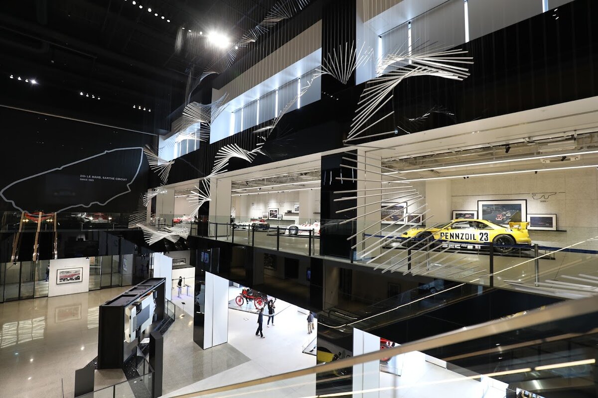 富士スピードウェイホテル, アンバウンド コレクション by Hyatt：ミネラルウォーター、茶葉、急須、茶碗、ミニボトルがトレー...