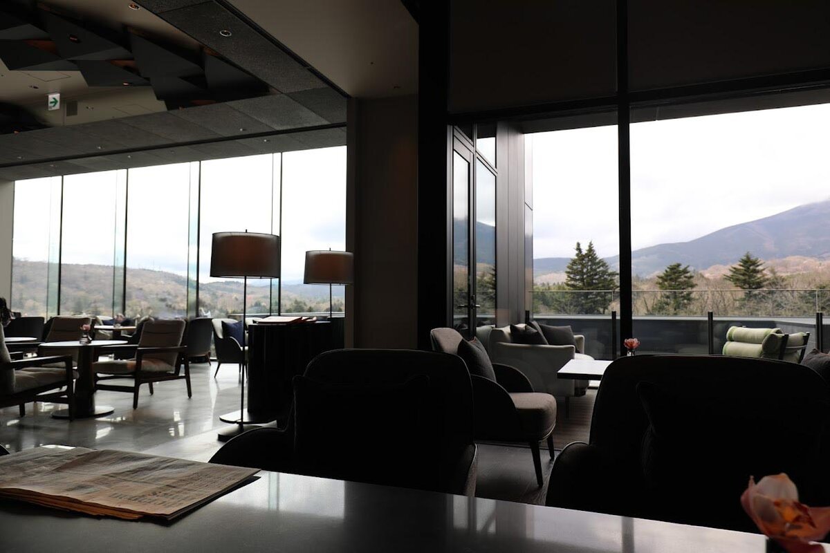 富士スピードウェイホテル, アンバウンド コレクション by Hyatt：冷蔵庫の中身。飲み物や食品がある。