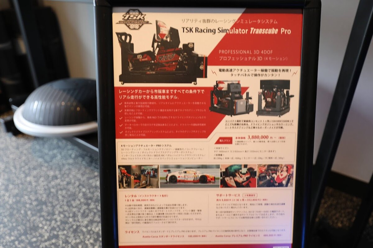 富士スピードウェイホテル, アンバウンド コレクション by Hyatt：シンク下の収納スペース。排水管、棚、まな板、まな板立てが...