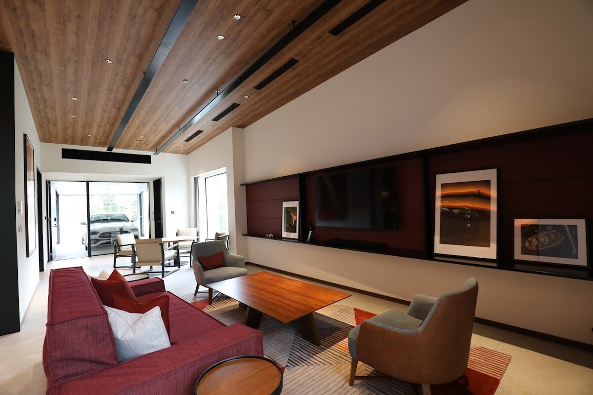 建物の入り口に設置された、車のパーツと英単語が組み合わさ...