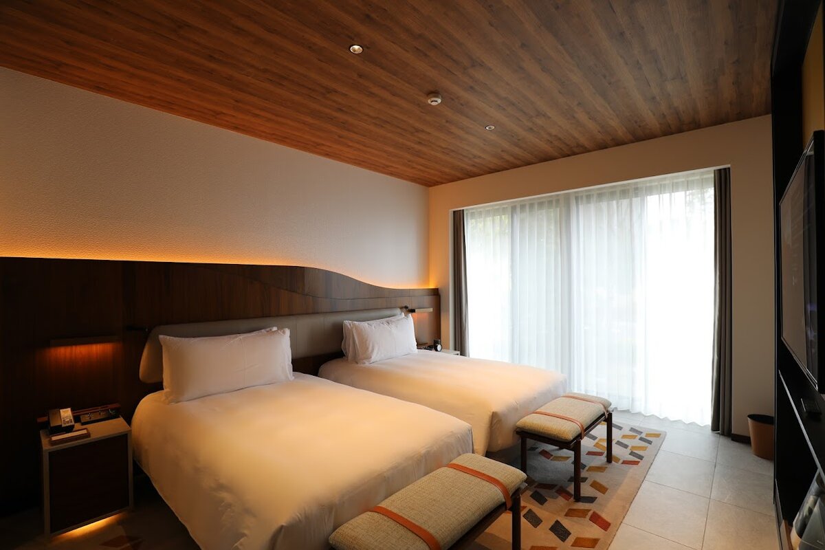 ホテルのラウンジ、テーブル、椅子、窓からの風景