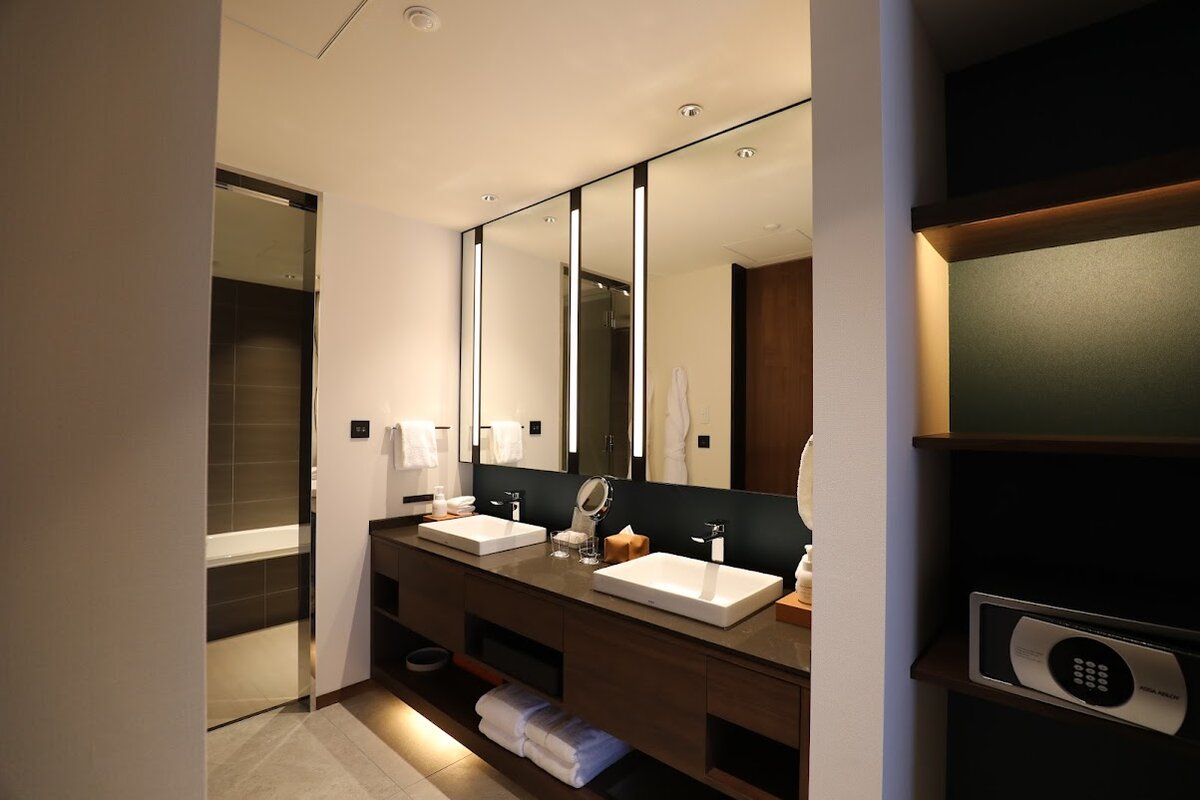 室内の写真が飾られた廊下