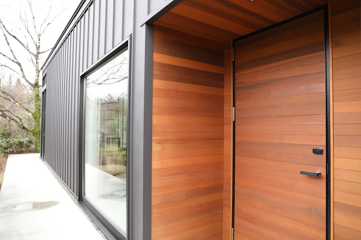 テーブルに置かれたグラス、ライム、メニュー