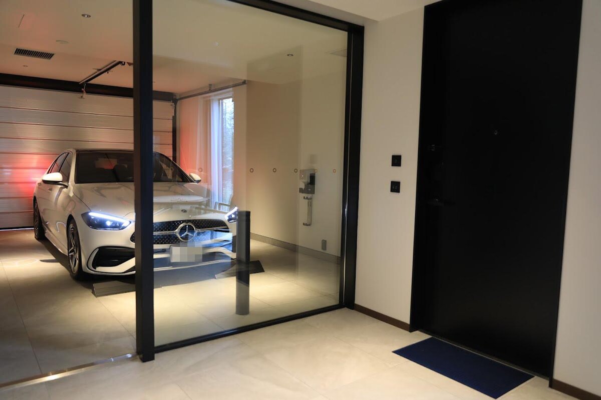 レストランの厨房とテーブル席