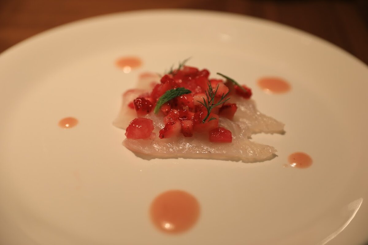 リビングルームの内観。ソファ、テーブル、テレビなどがある。