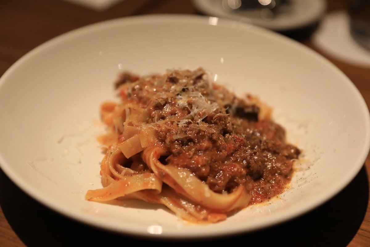 ホテルのバスルーム、バスタブとシャワーがある