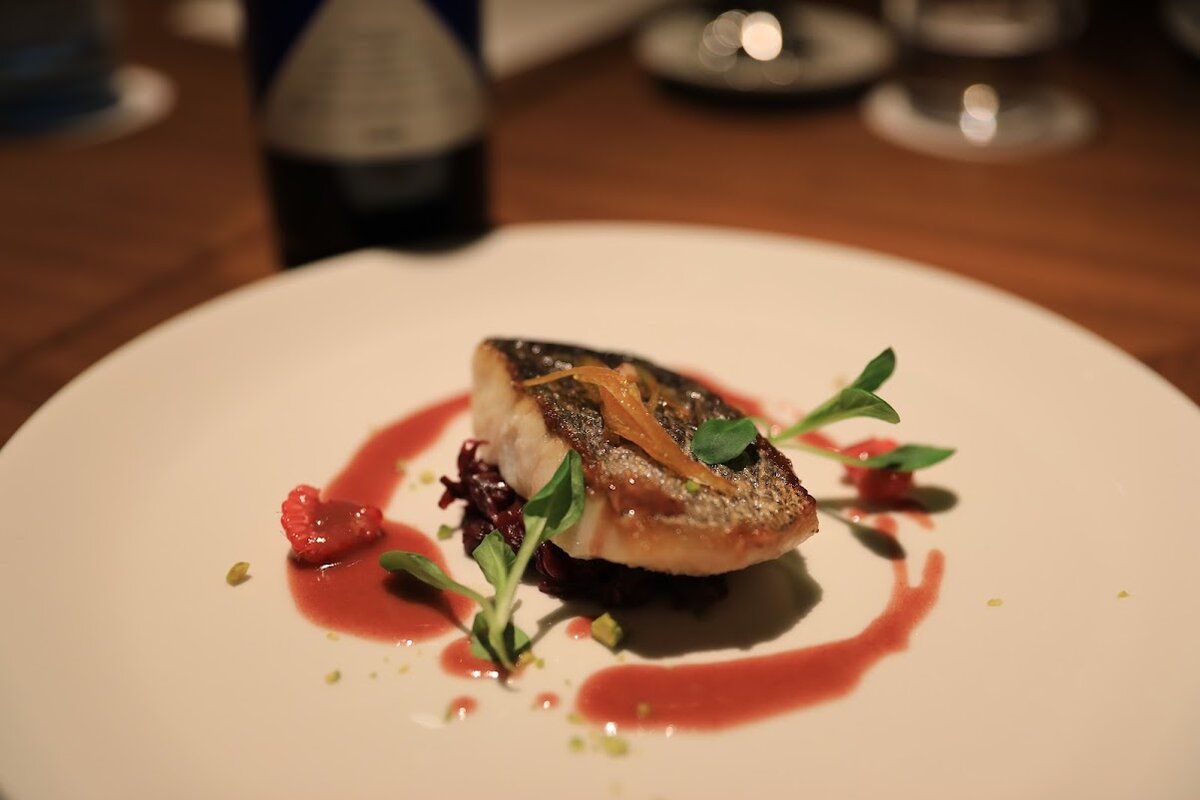 室内のダイニングとキッチン