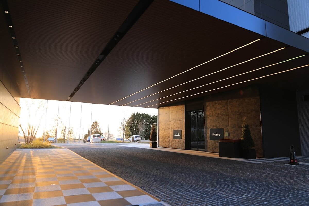 モダンな外観の建物と庭