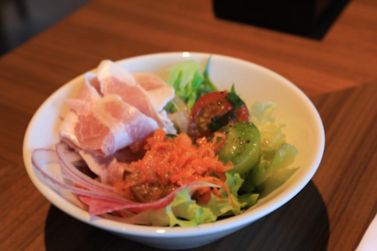 ミネラルウォーターのボトルと花瓶に生けられた花