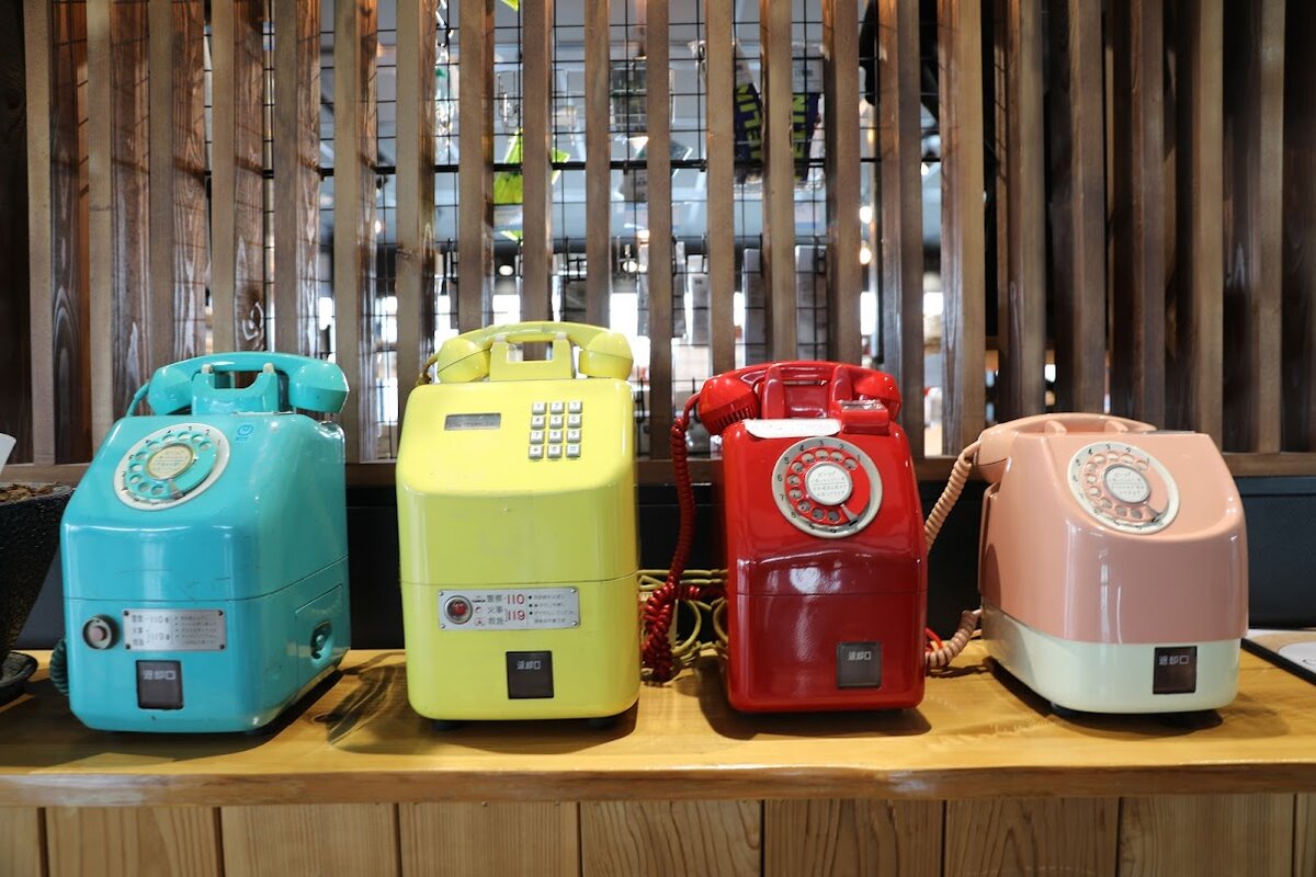 POTENZA, ADVAN：サーキット場の風景。建物やコースが見える。