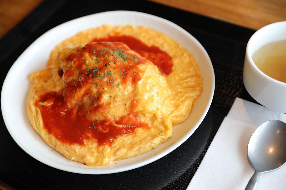 富士スピードウェイの公式レストラン：レトロな公衆電話が並んでいる