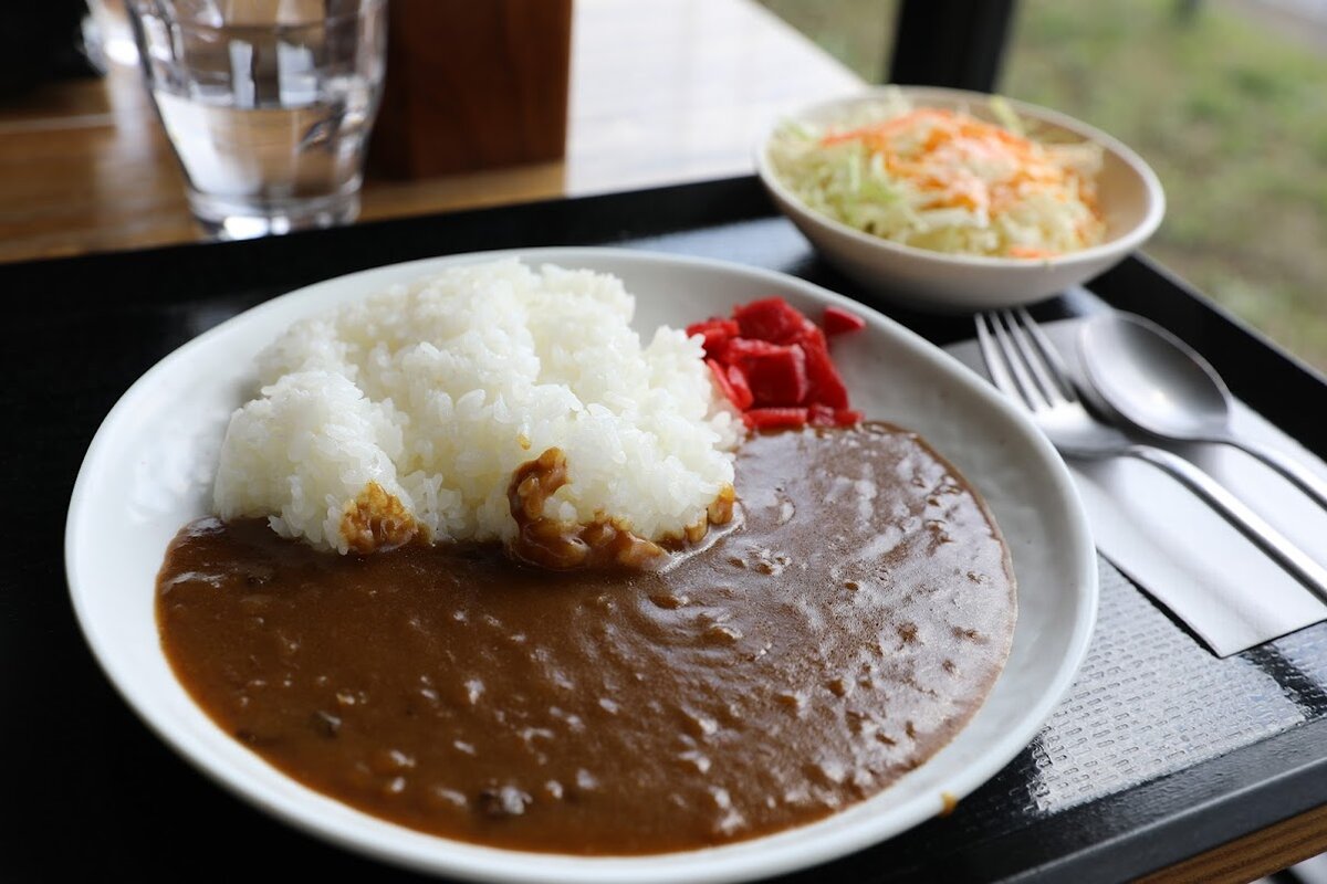 富士スピードウェイの公式レストラン：サーキットコースと看板、山並み