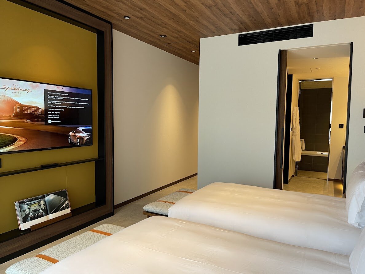 レーシングシミュレーターとホテルのロゴが入ったモニター