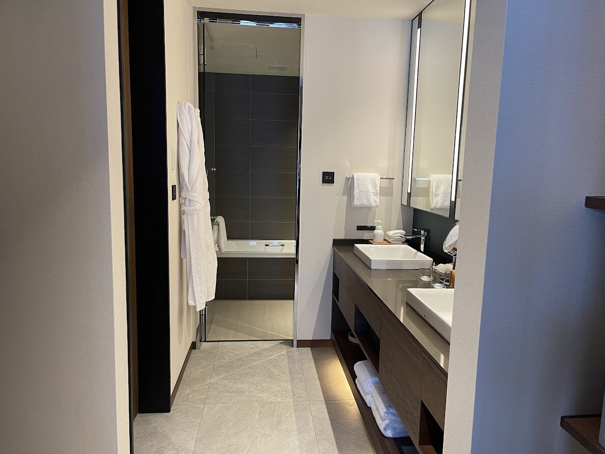 室内のプールと休憩スペース