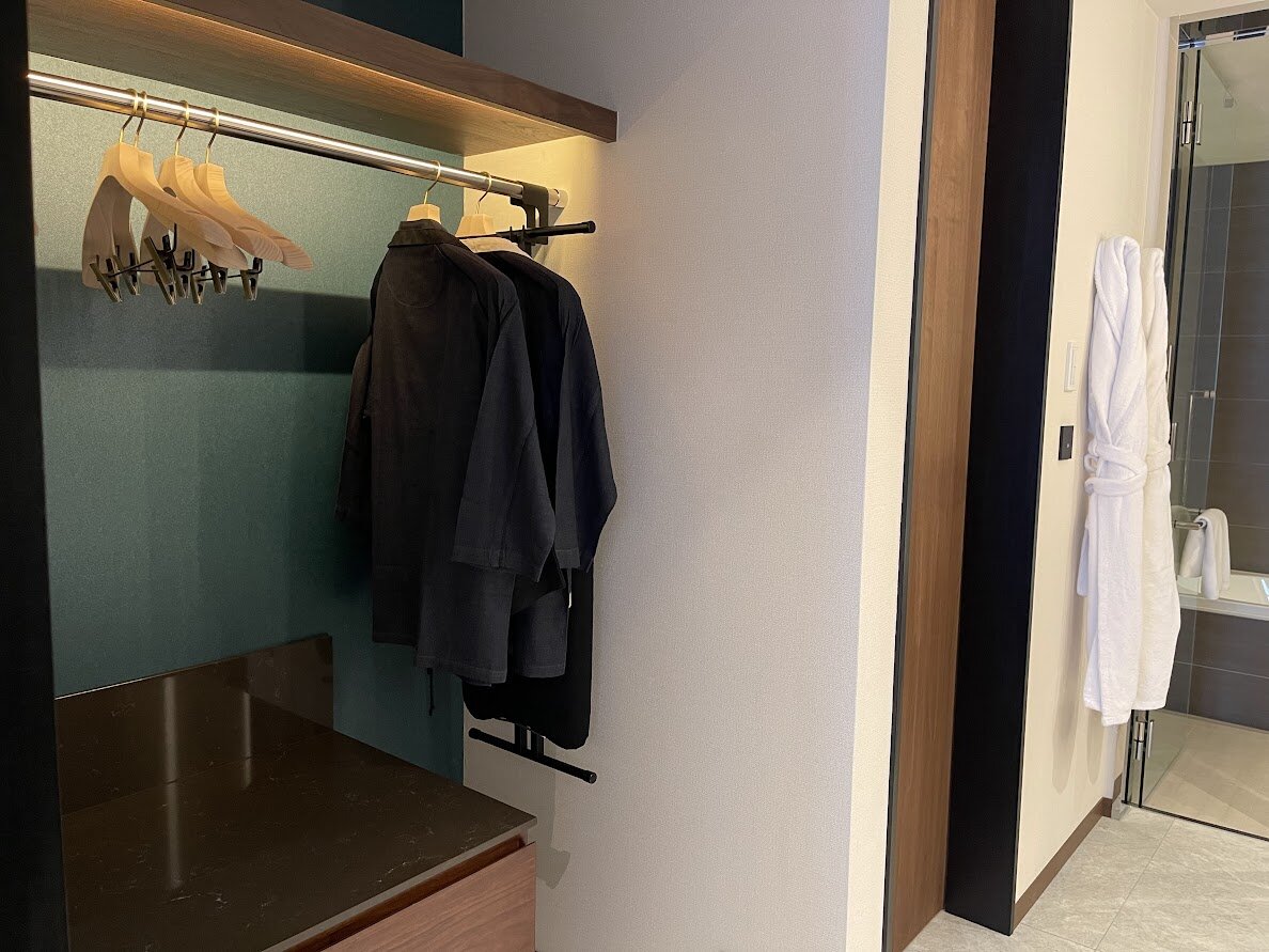 レーシングシミュレーターとホテルの看板