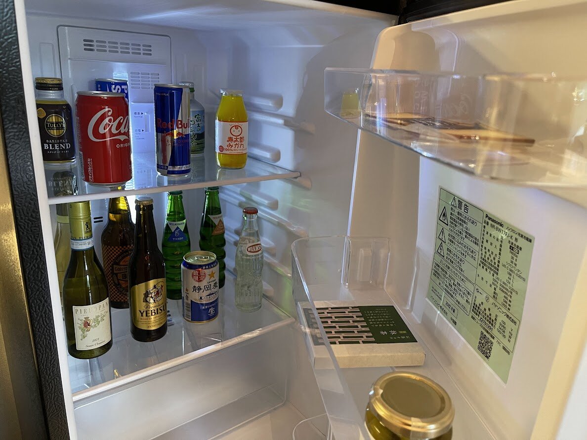 ガレージに駐車された白い車