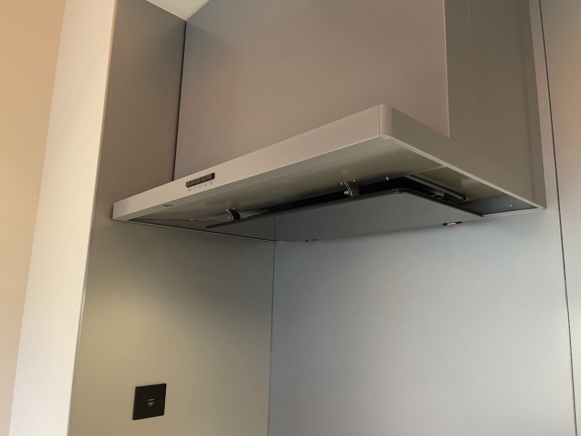 ホテルのラウンジ内観。複数のテーブルと椅子、装飾的な天井...