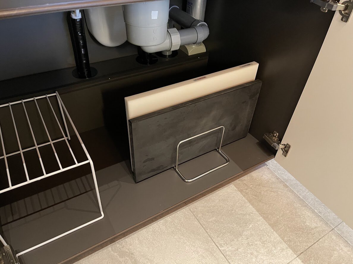 ガレージに駐車された白いメルセデス・ベンツ