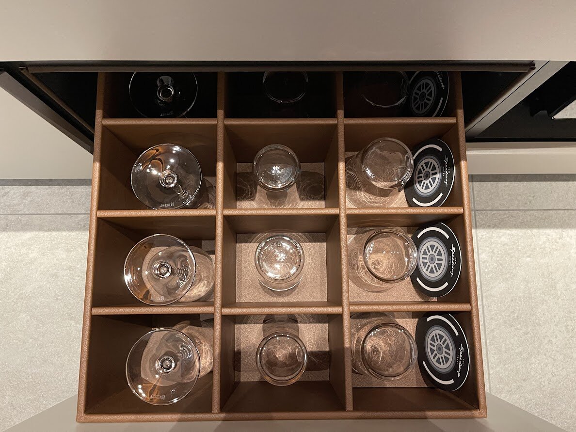 TROFEO イタリアン：皿に盛られた朝食。ソーセージ、ベーコン、パン、野菜など