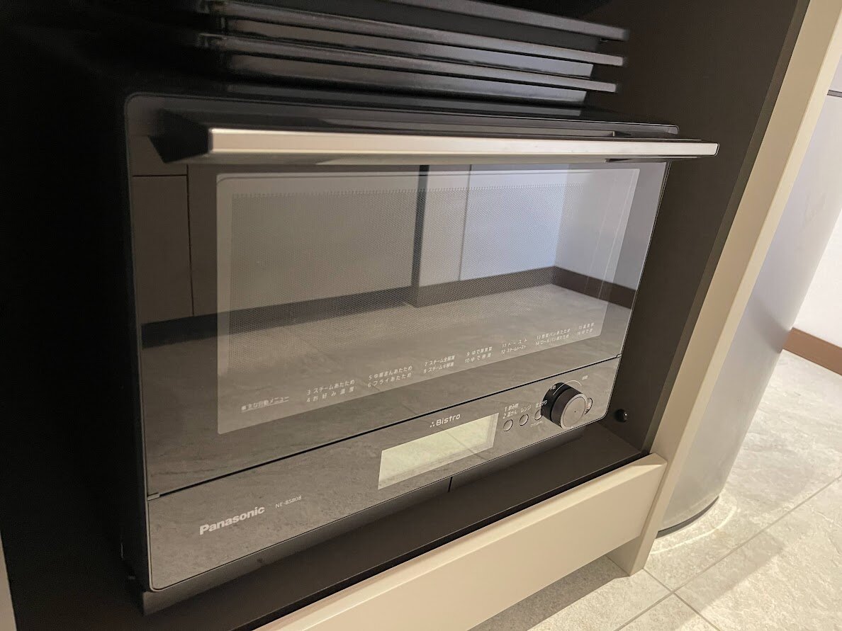 YAMAHA, LEXUS, NISSAN, NISMO：サーキットのコースと観客席、青空