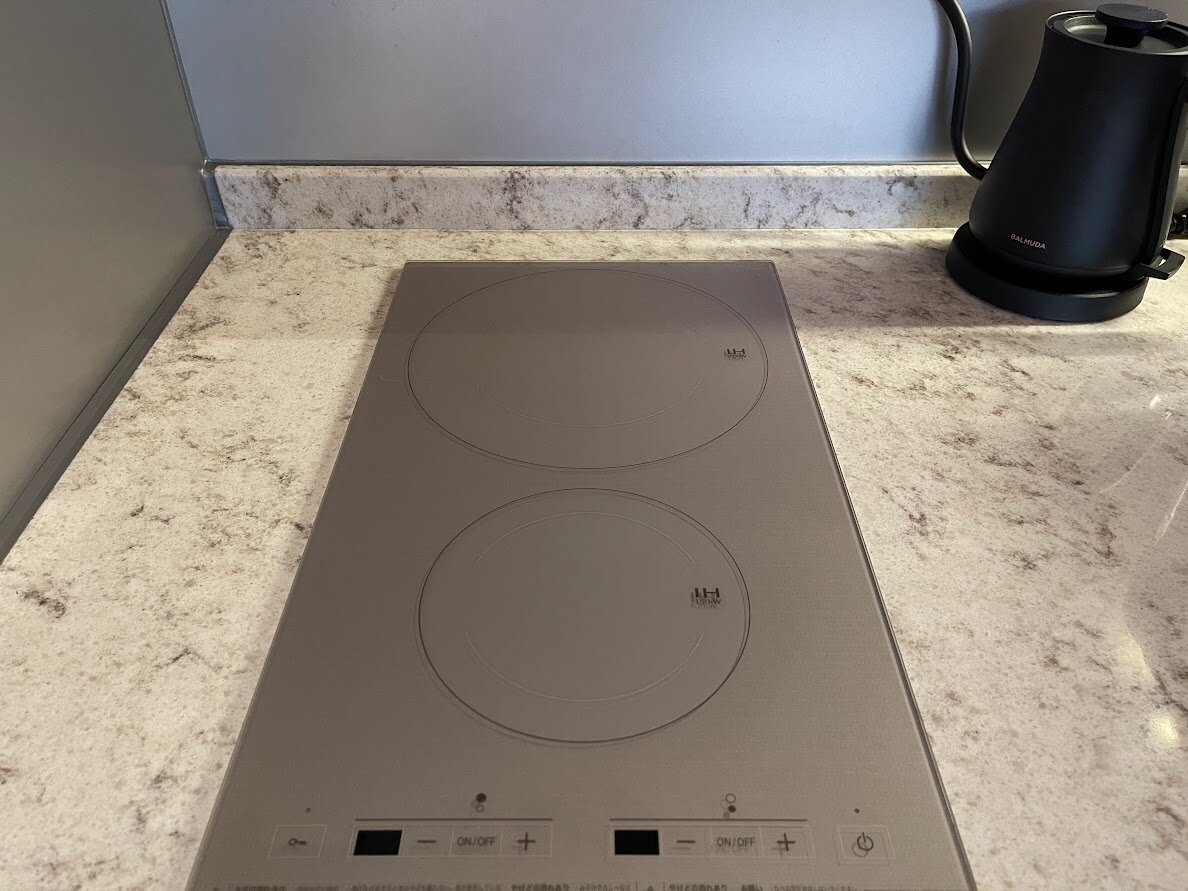 POTENZA：建物と桜並木、POTENZAの看板