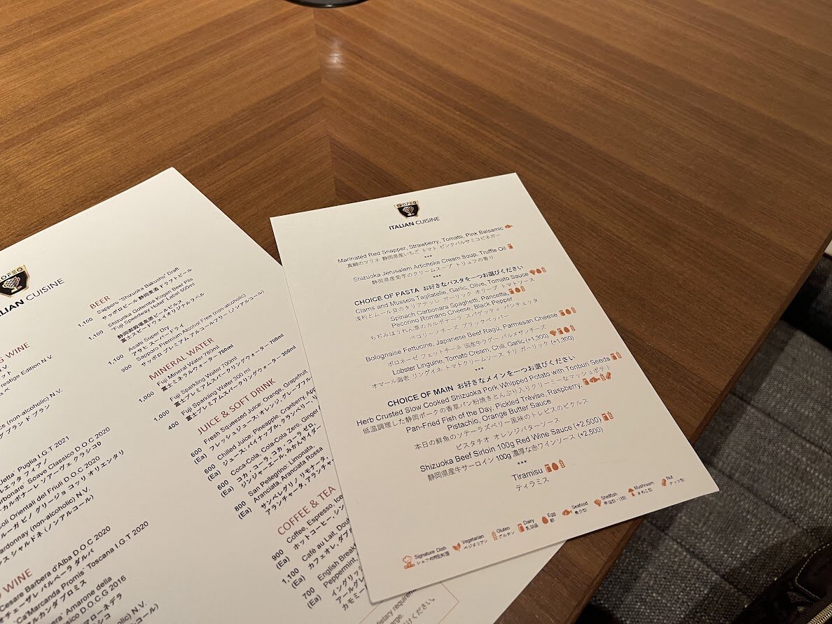 ダイニングテーブルのある室内