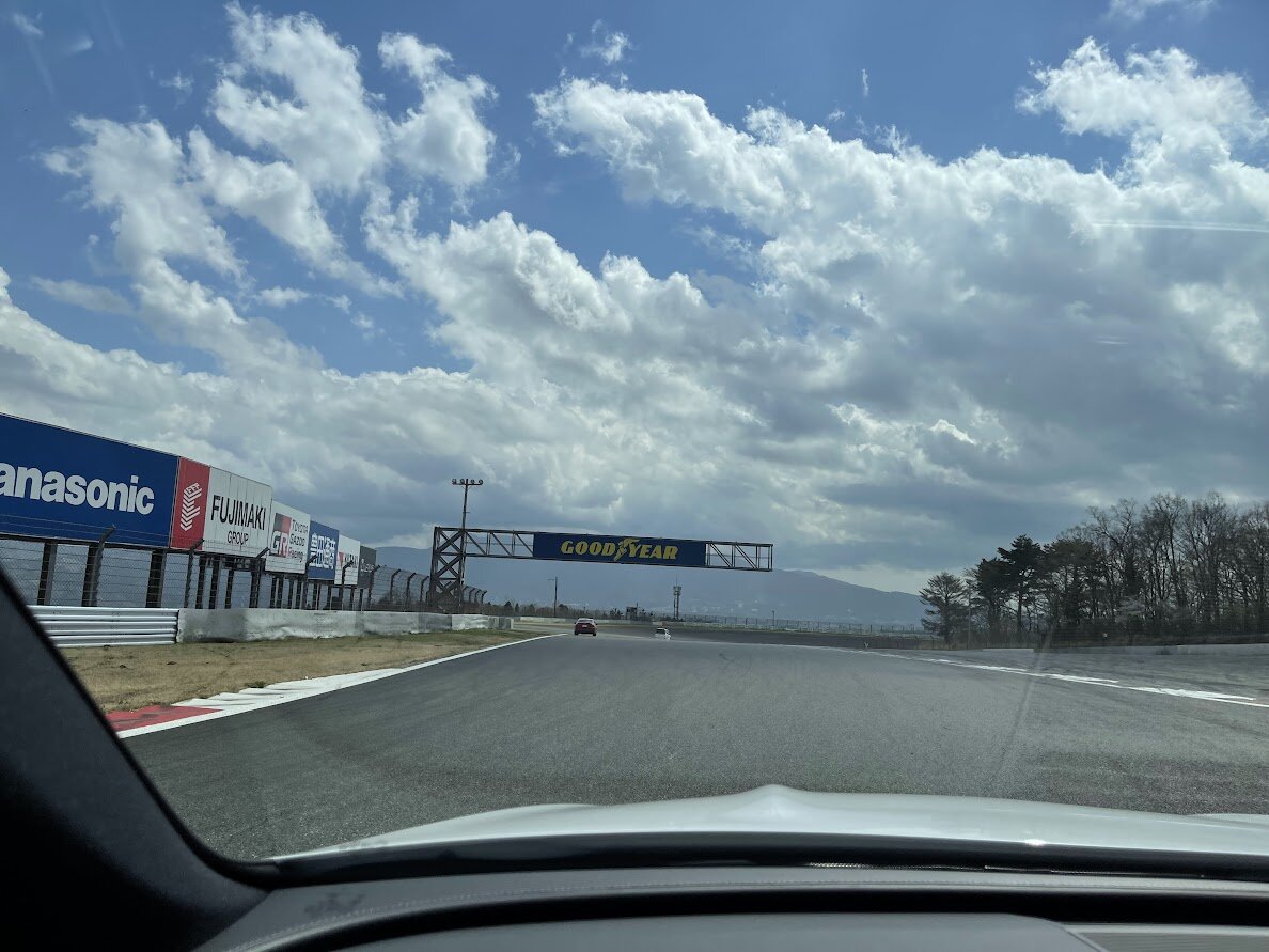 自動車展示場の内観