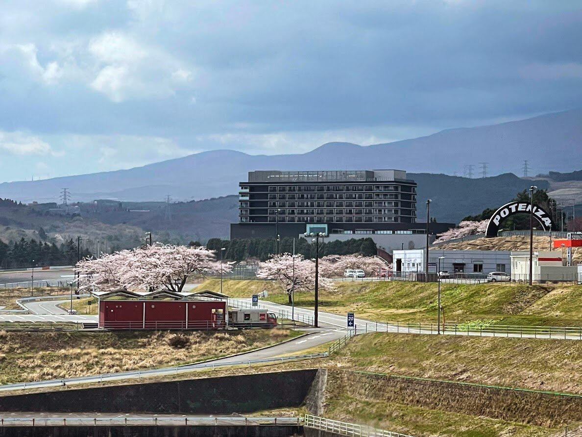建物の外観、夕焼け空