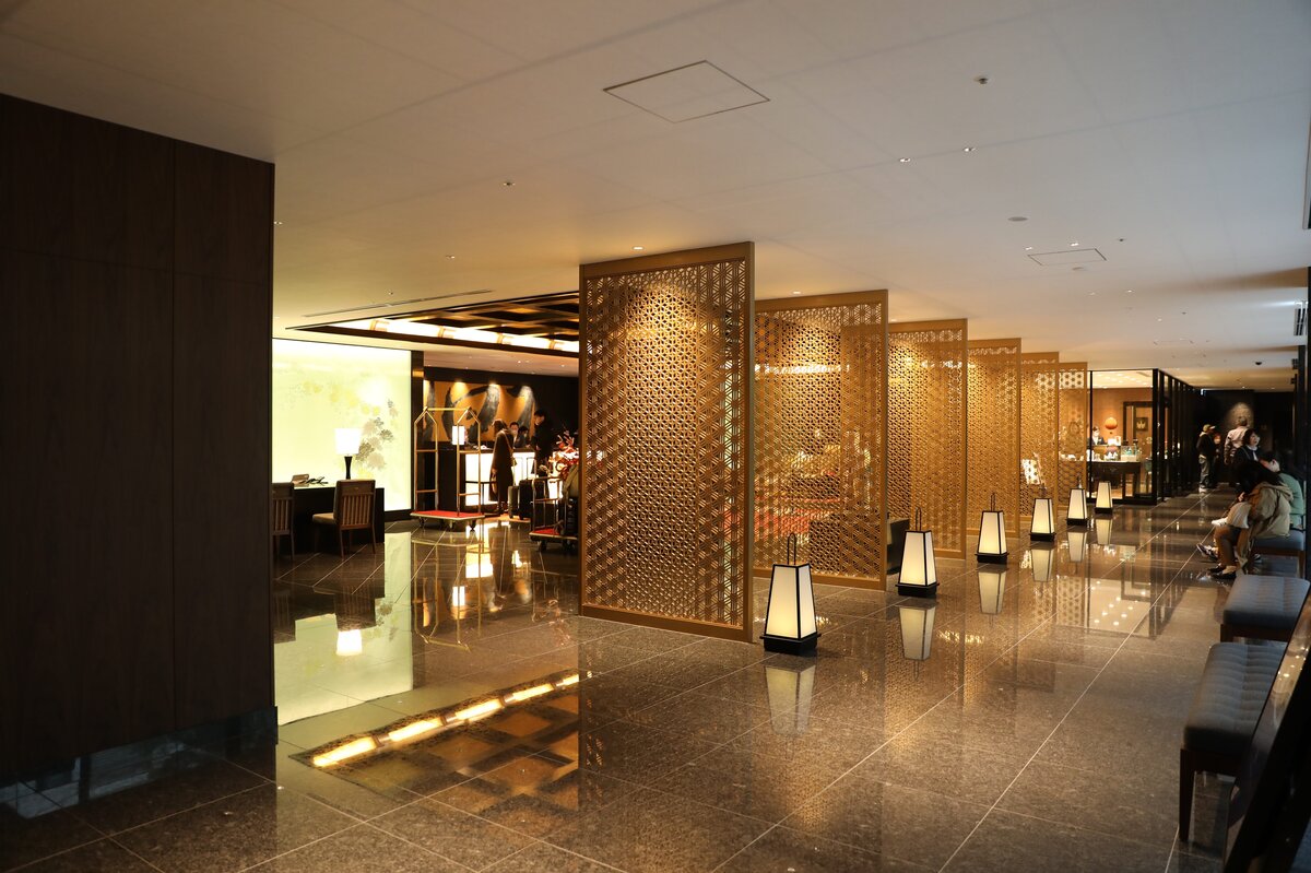 富山県南砺市：高速道路と山と虹