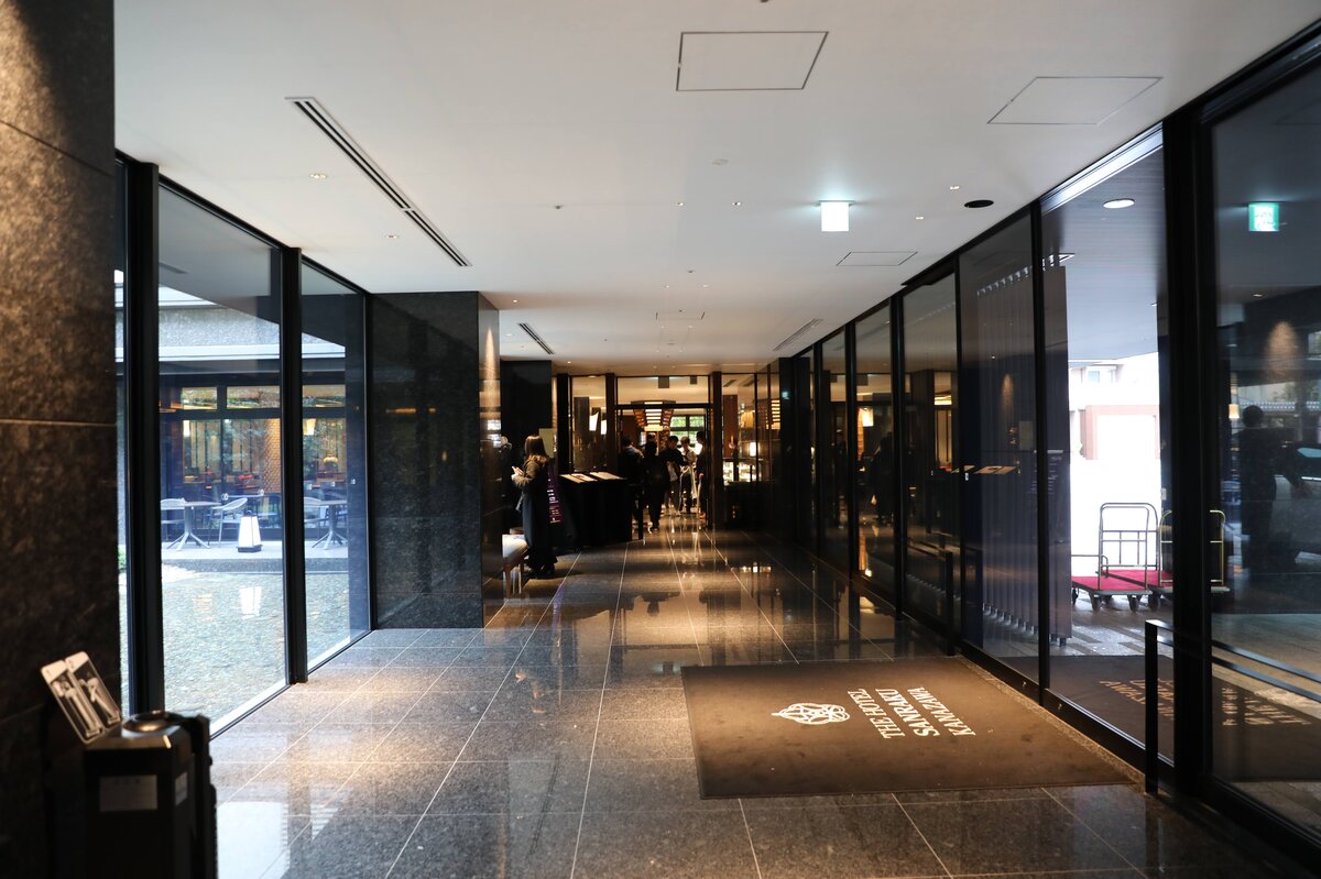 富山県南砺市：高速道路と山と虹