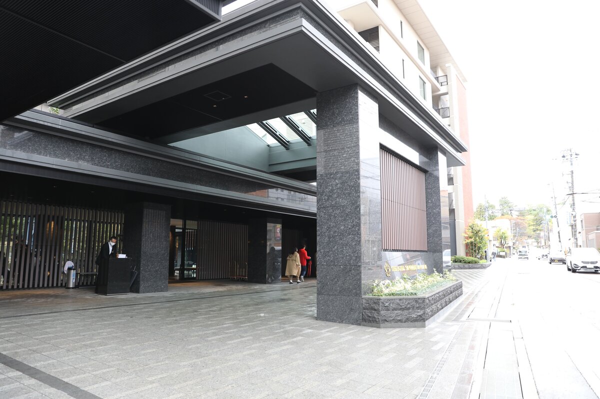 近江町市場：カニの販売店。氷の上にカニが並べられている。