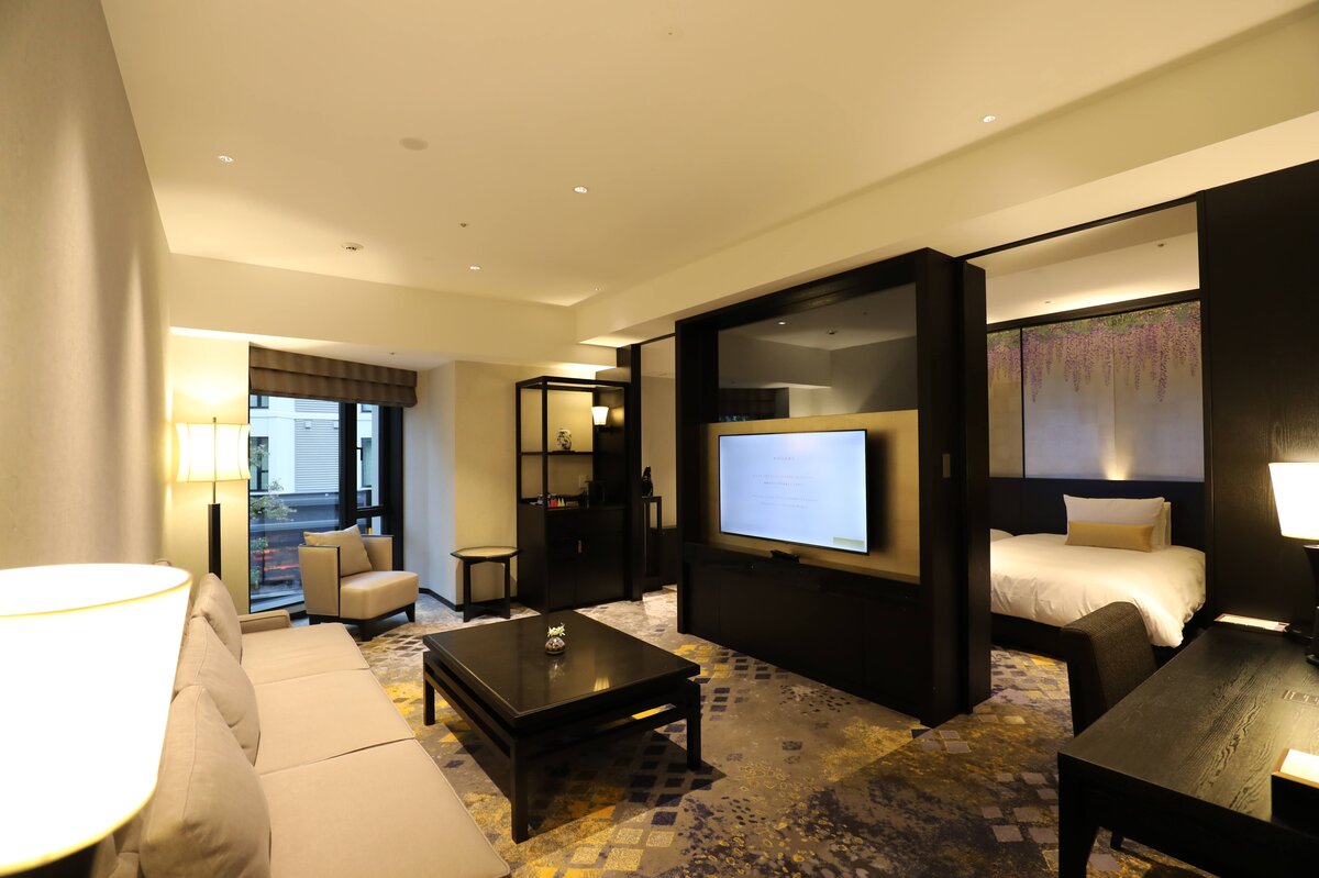 ラウンジTHE HOTEL SANRAKU KANAZAWA：ショーケース内の様々な種類のケーキ