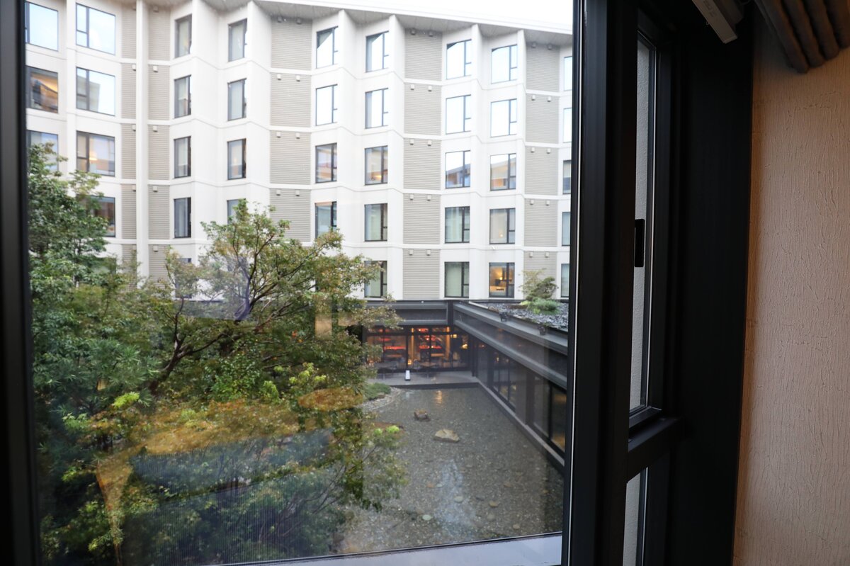 ラウンジTHE HOTEL SANRAKU KANAZAWA：マドレーヌなどの焼き菓子が並んだビュッフェ台