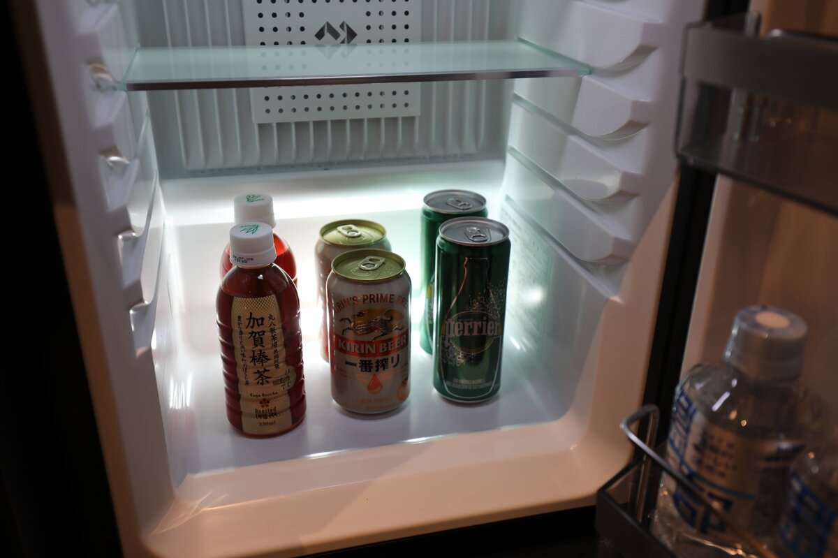 THE HOTEL SANRAKU KANAZAWA：お茶セットとホテル備品