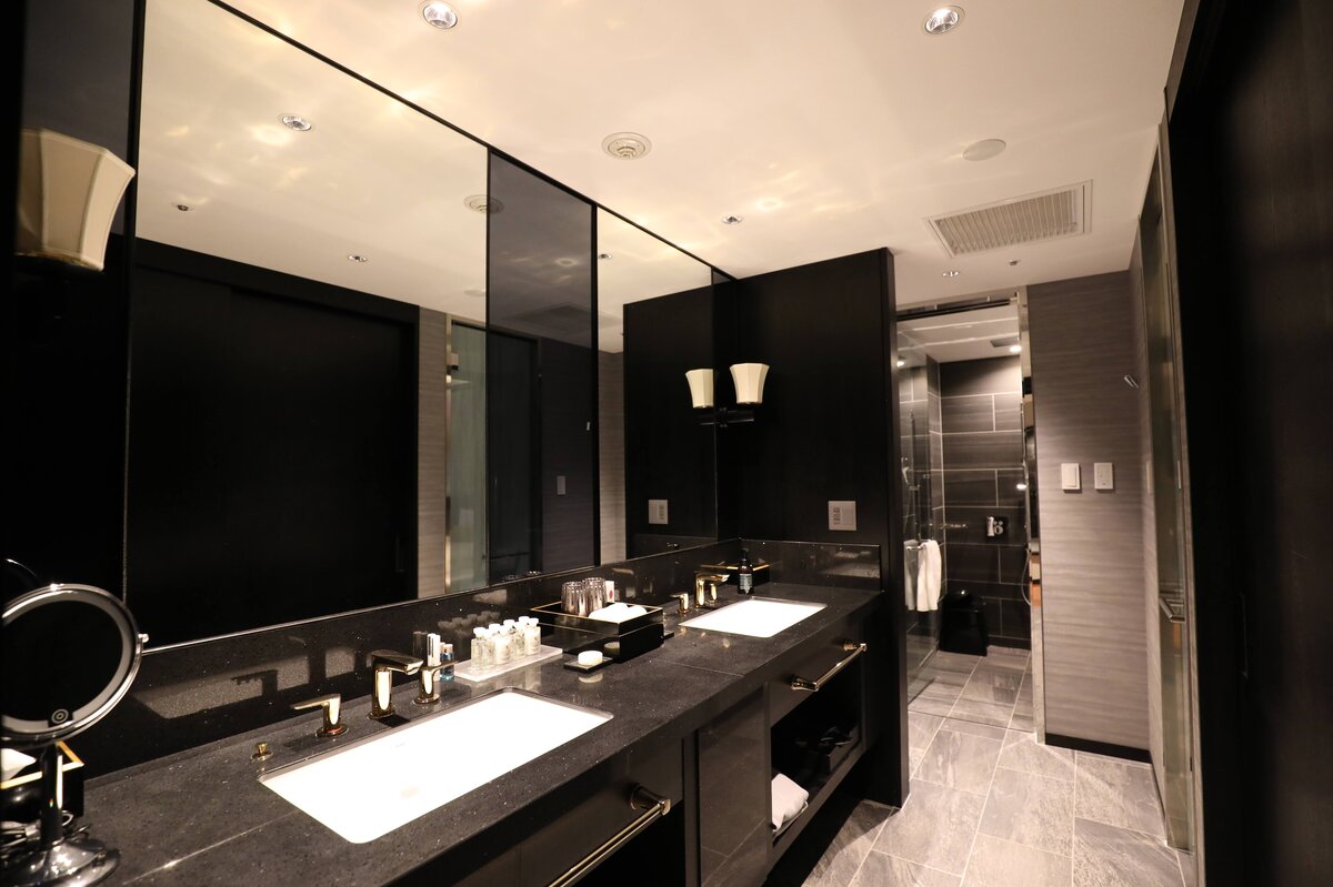 THE HOTEL SANRAKU KANAZAWA：窓から見える建物と庭