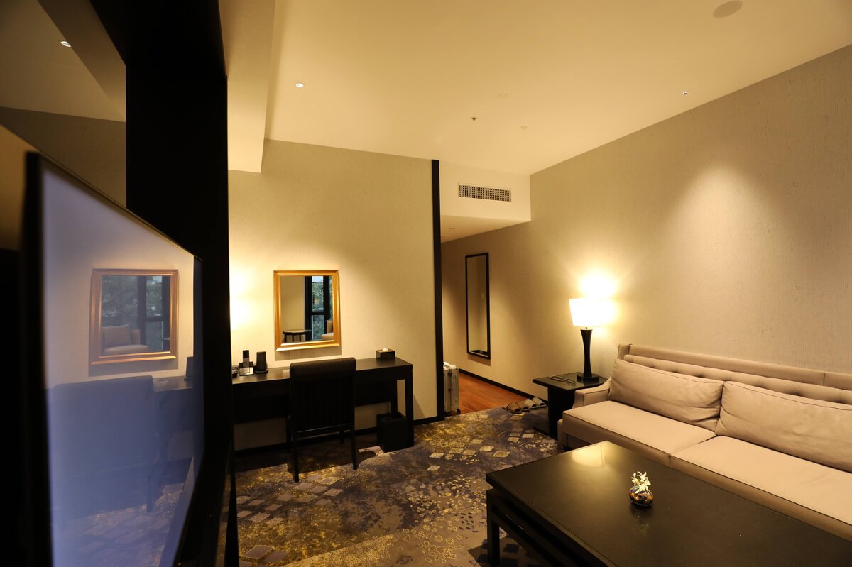 THE HOTEL SANRAKU KANAZAWA：ホテルの部屋、ツインベッド