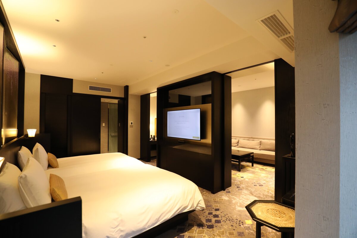 ラウンジTHE HOTEL SANRAKU KANAZAWA：ビュッフェ形式の料理が並んだインテリア