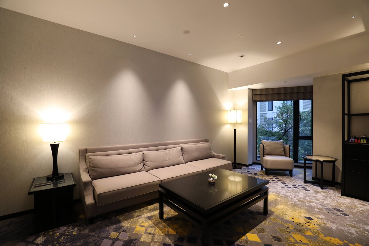 ラウンジTHE HOTEL SANRAKU KANAZAWA：カヌレが皿に盛られている。