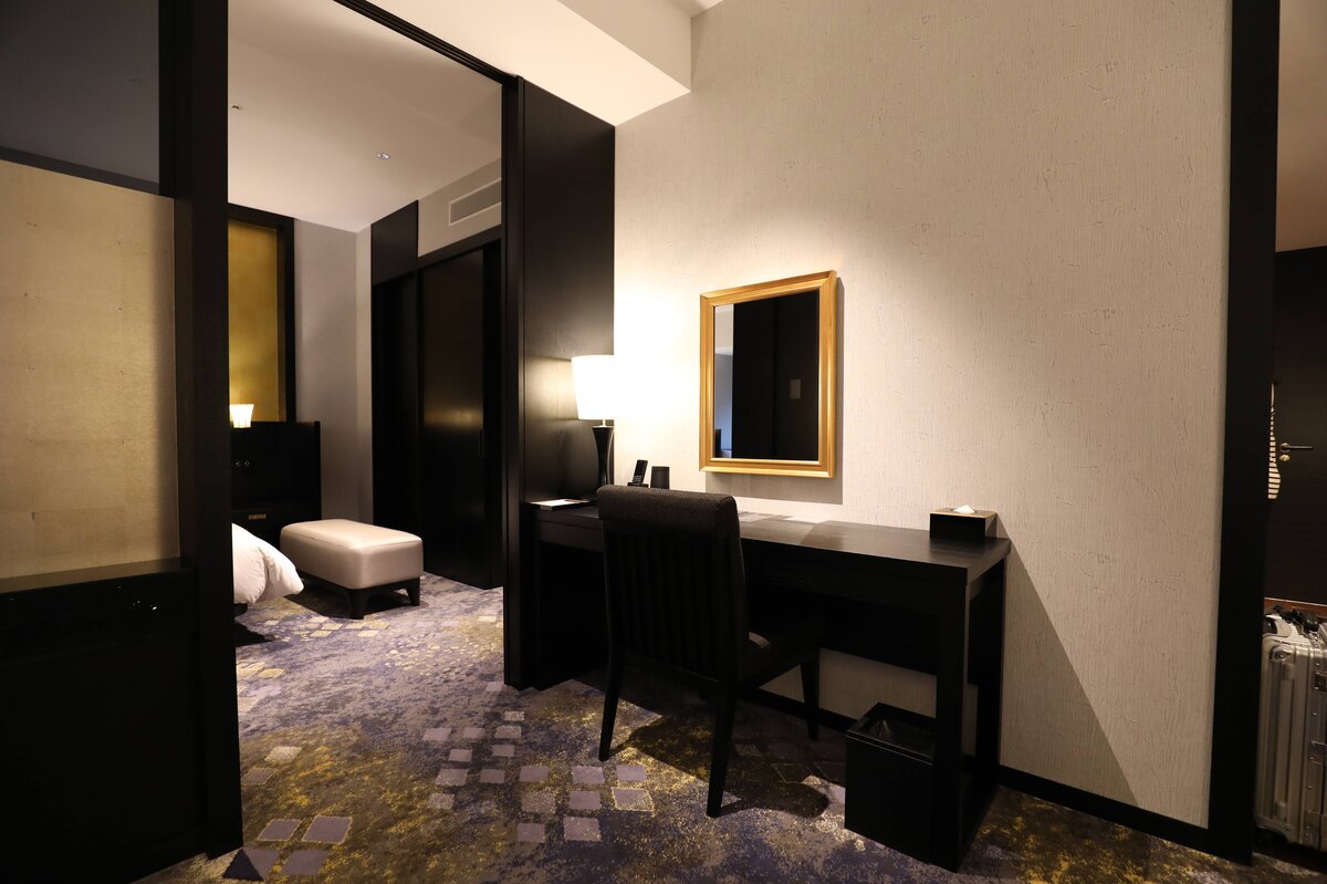 THE HOTEL SANRAKU KANAZAWA：冷蔵庫の中にある飲み物：加賀棒茶、キリンビール、ペリエなど