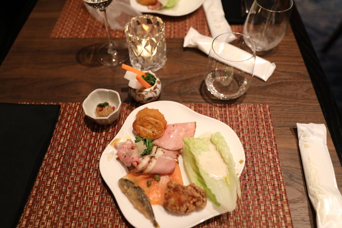 THE HOTEL SANRAKU KANAZAWA：ホテルのリビングルーム