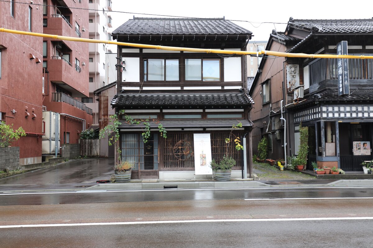 朝食ブッフェ：サラダバー、ドレッシング、フルーツ