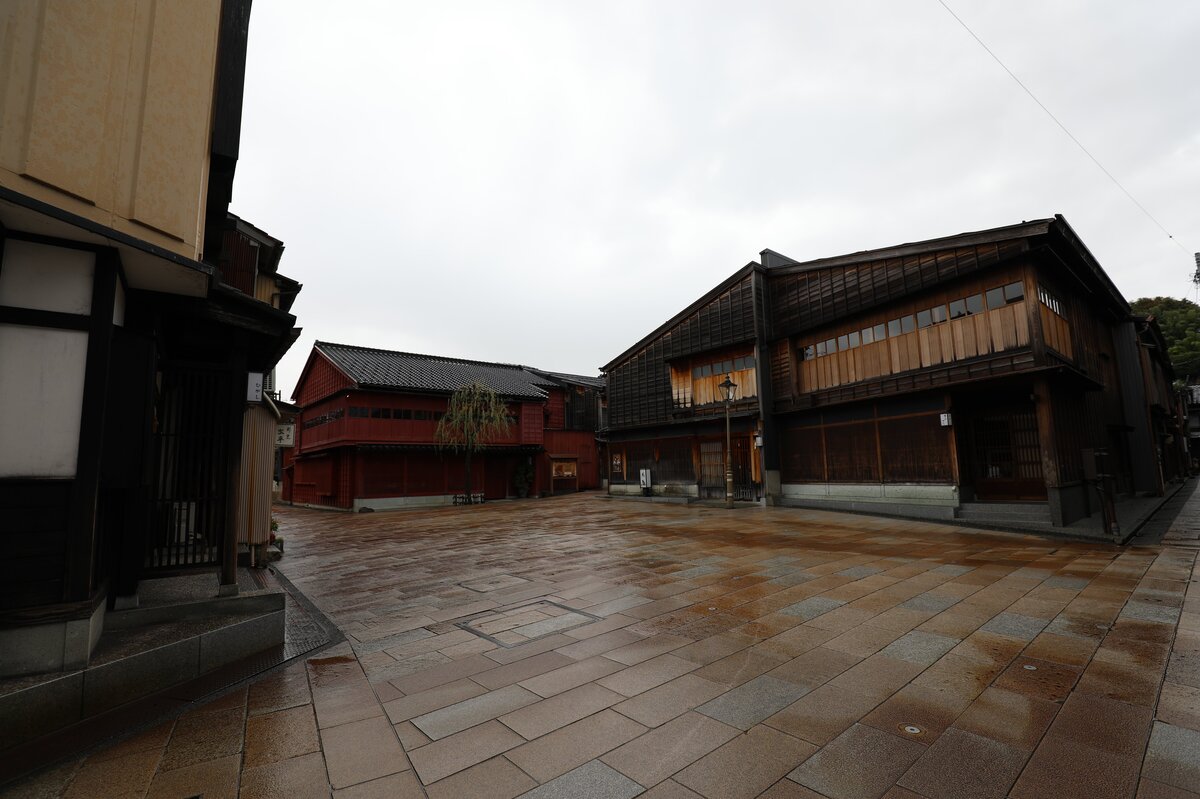 null：日本の古い建物と道路の写真