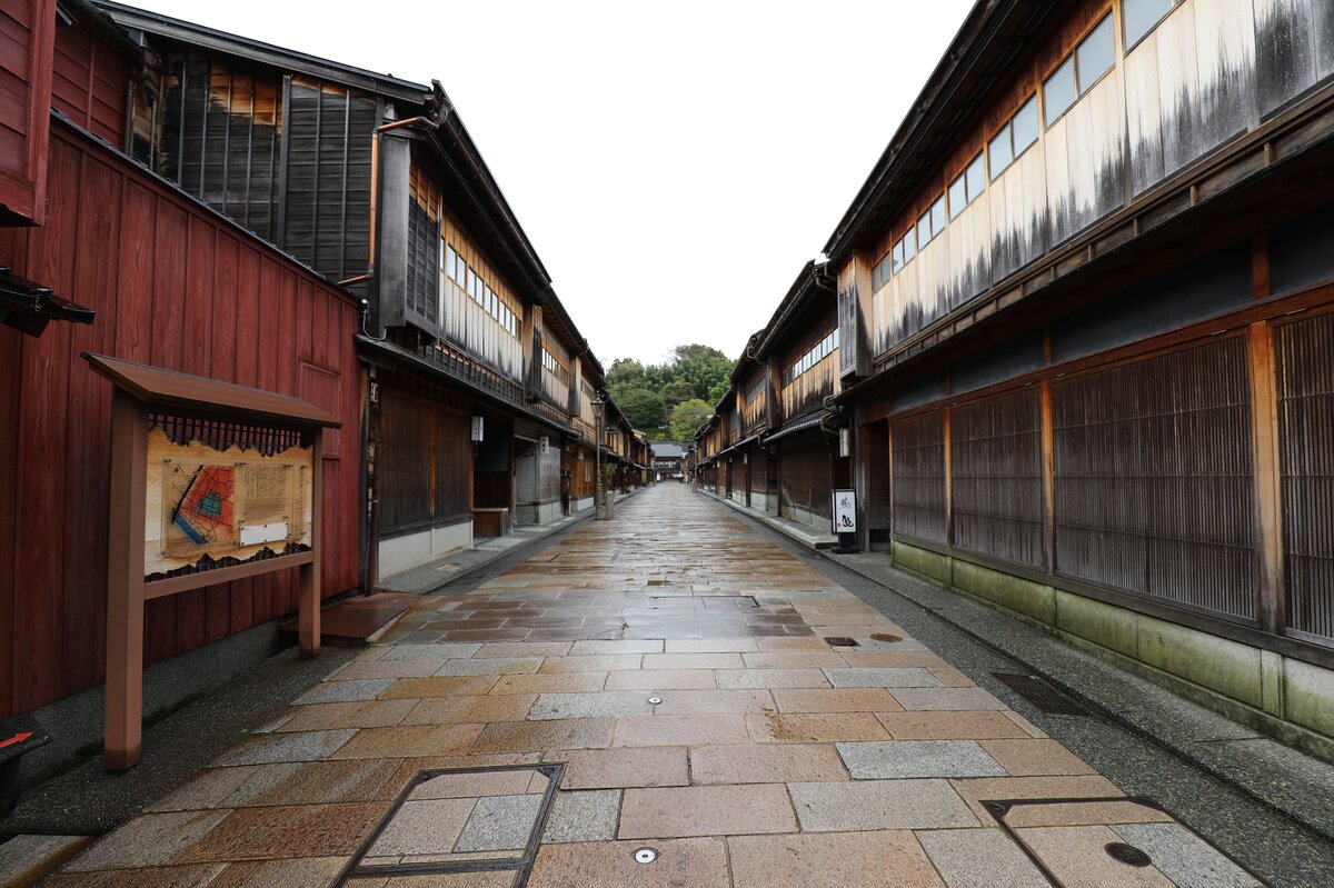 朝食ブッフェ：寿司、巻き寿司、玉子焼き、トング