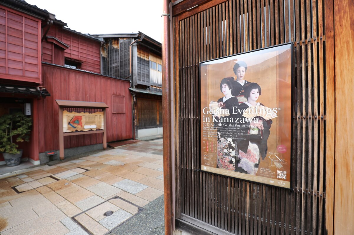 朝食ブッフェ：料理が並んだビュッフェ台