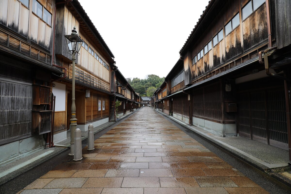 2階 金沢老舗レストラン街：レストラン街の入口、階段、料理のメニュー看板