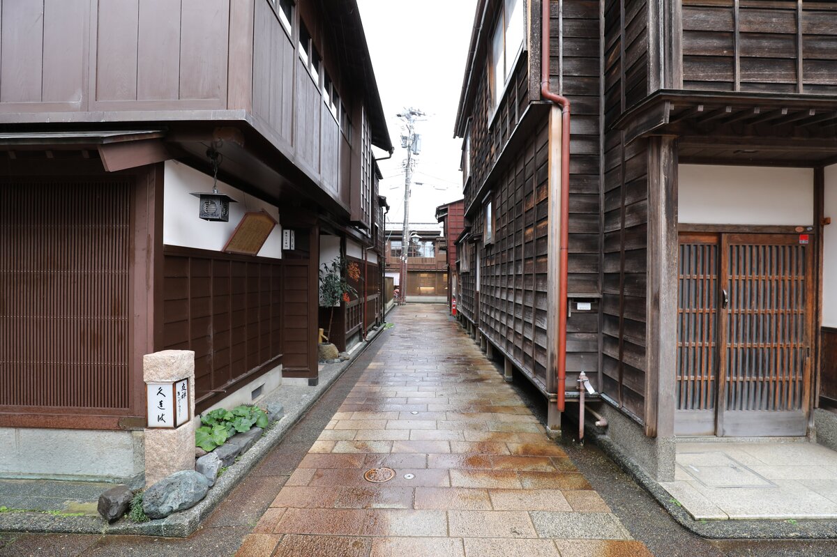 朝食ブッフェ：寿司、汁物、料理人